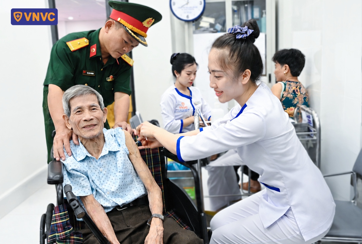 tiêm phòng cho cụ ông