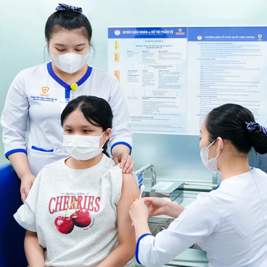 tiêm vắc xin cho bạn nữ