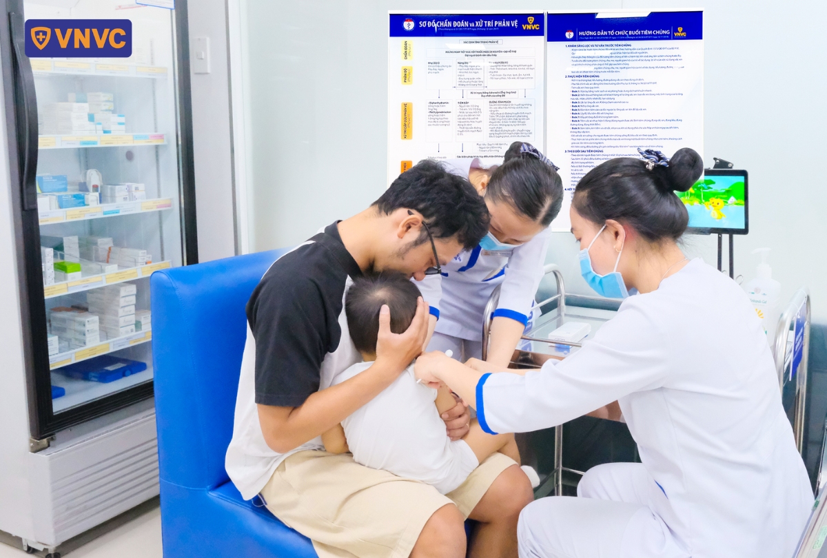 tiêm vắc xin não mô cầu phòng bệnh cho trẻ ngay