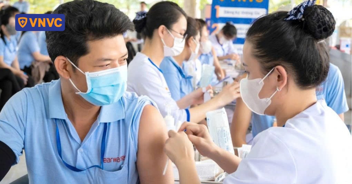 Ra đảo xa có dễ mua thuốc, tiêm vắc xin không?