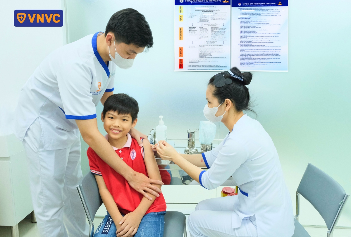 tiêm vắc xin phòng bệnh cho trẻ tuổi học đường