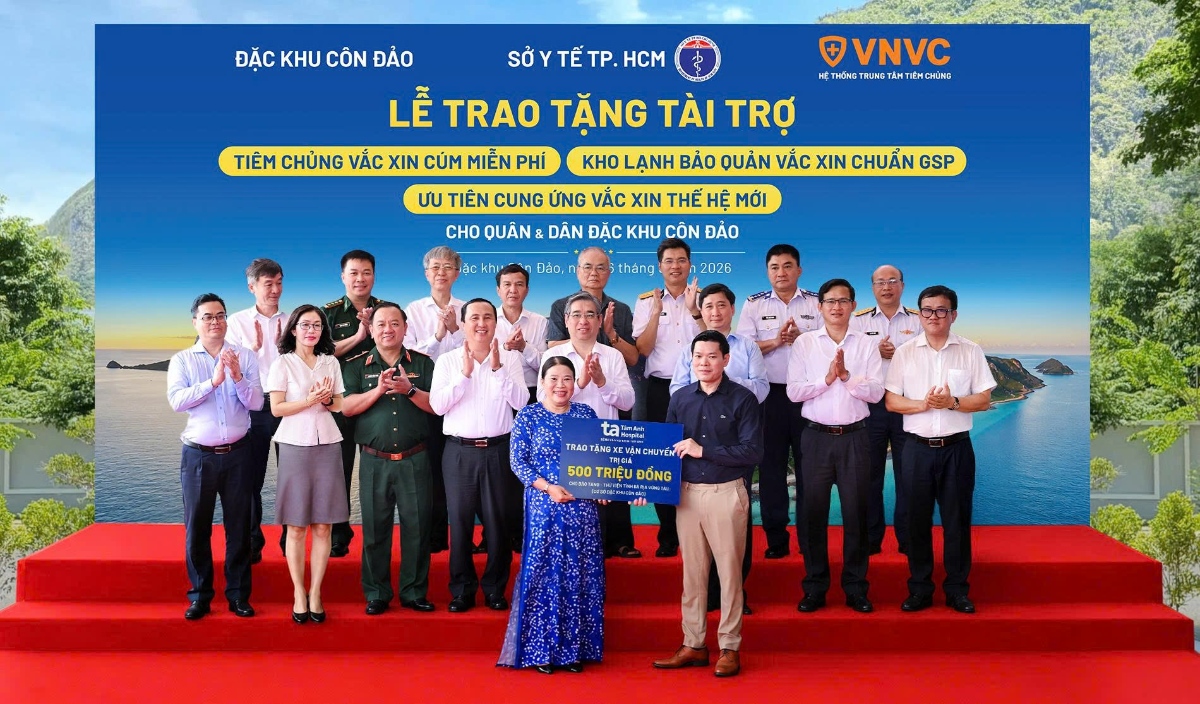 trao tặng xe điện