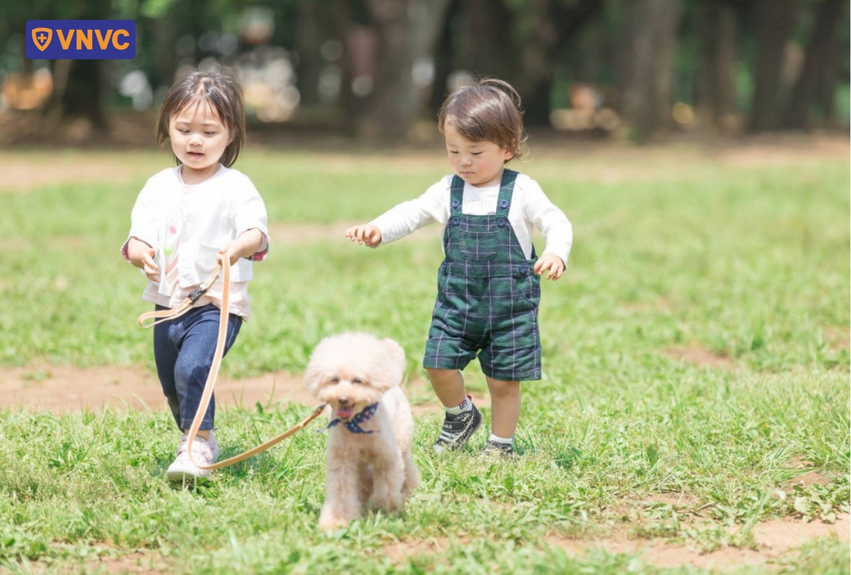 trẻ dắt thú cưng đi dạo
