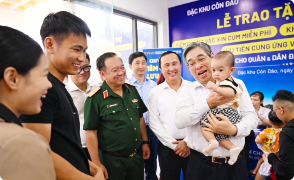 trẻ em côn đảo được tiêm phòng miễn phí
