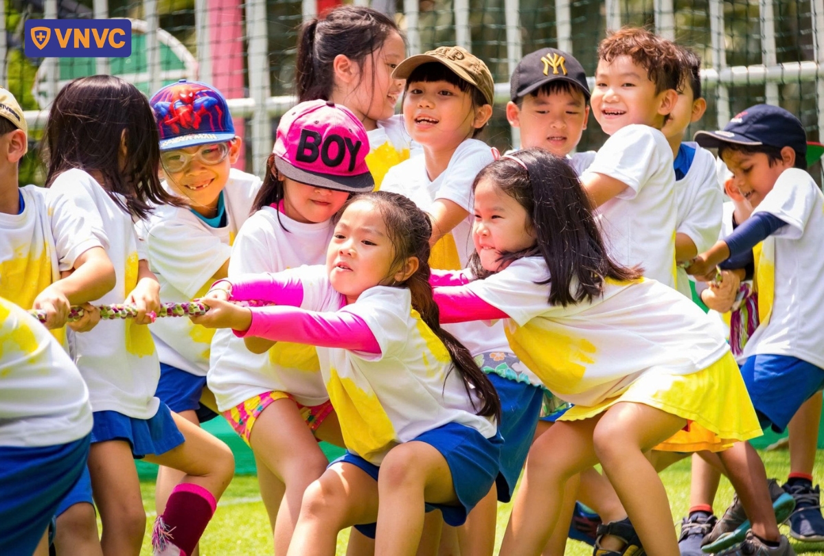 trẻ em tụ tập đông người tăng nguy cơ lây bệnh