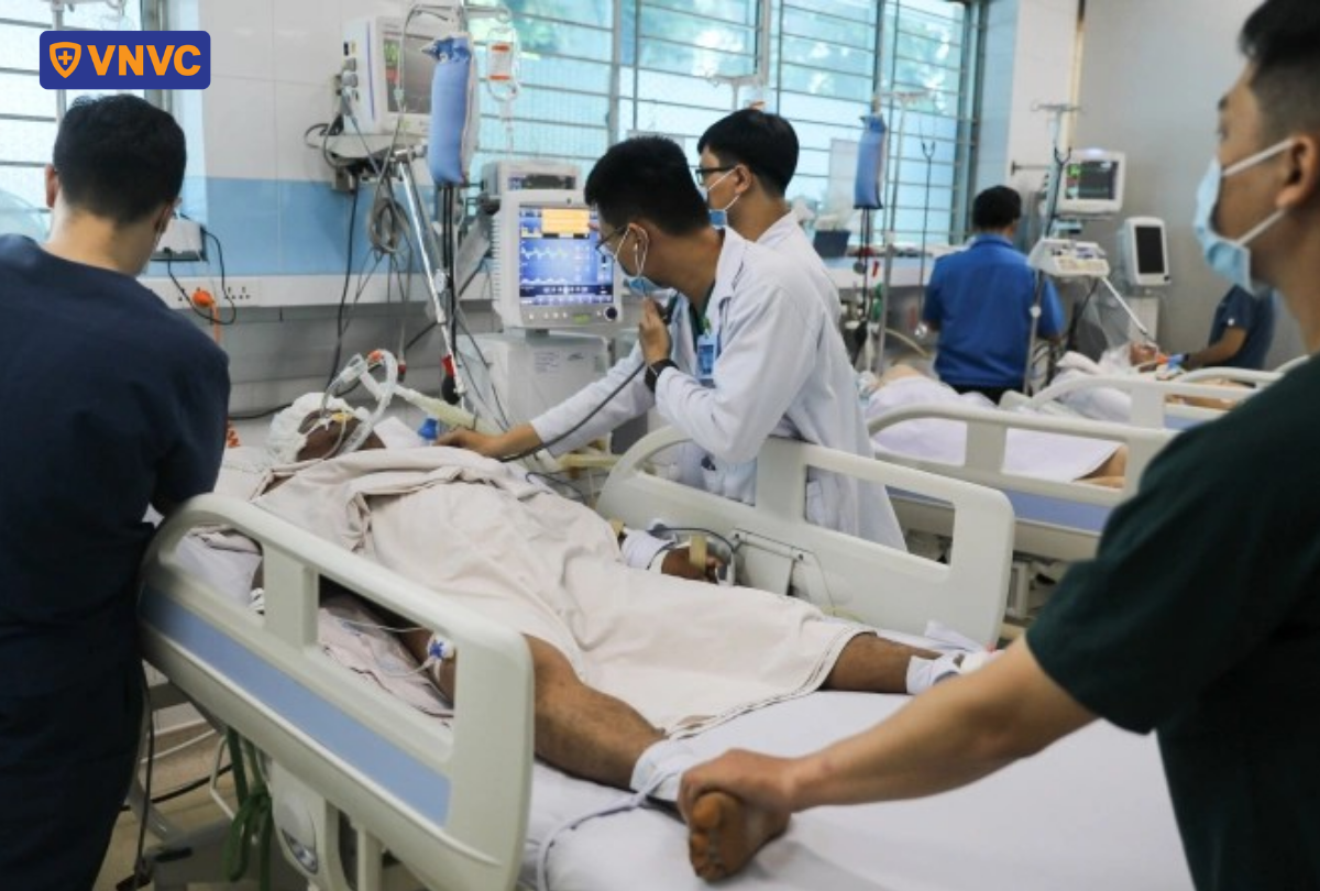 bác sĩ cấp cứu bệnh nhân