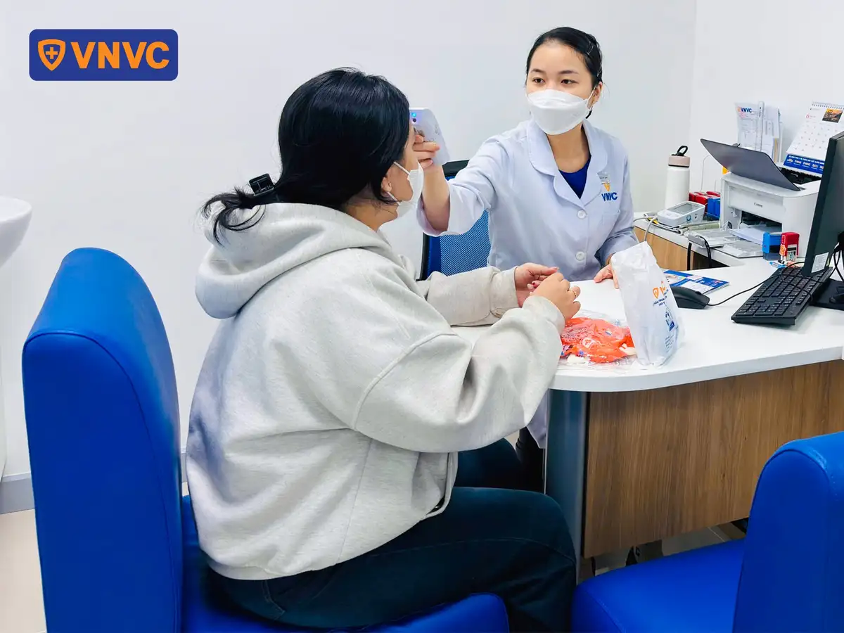 bác sĩ đo nhiệt độ