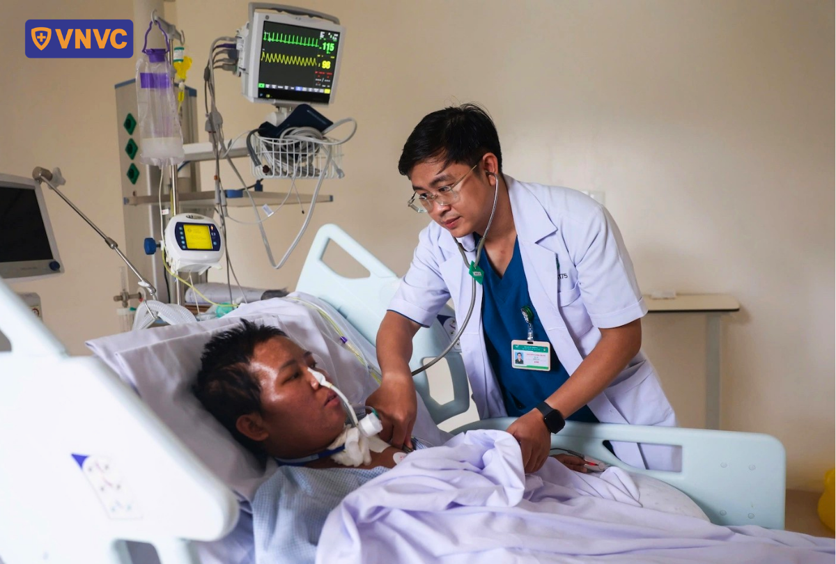 bác sĩ khám bệnh nhân