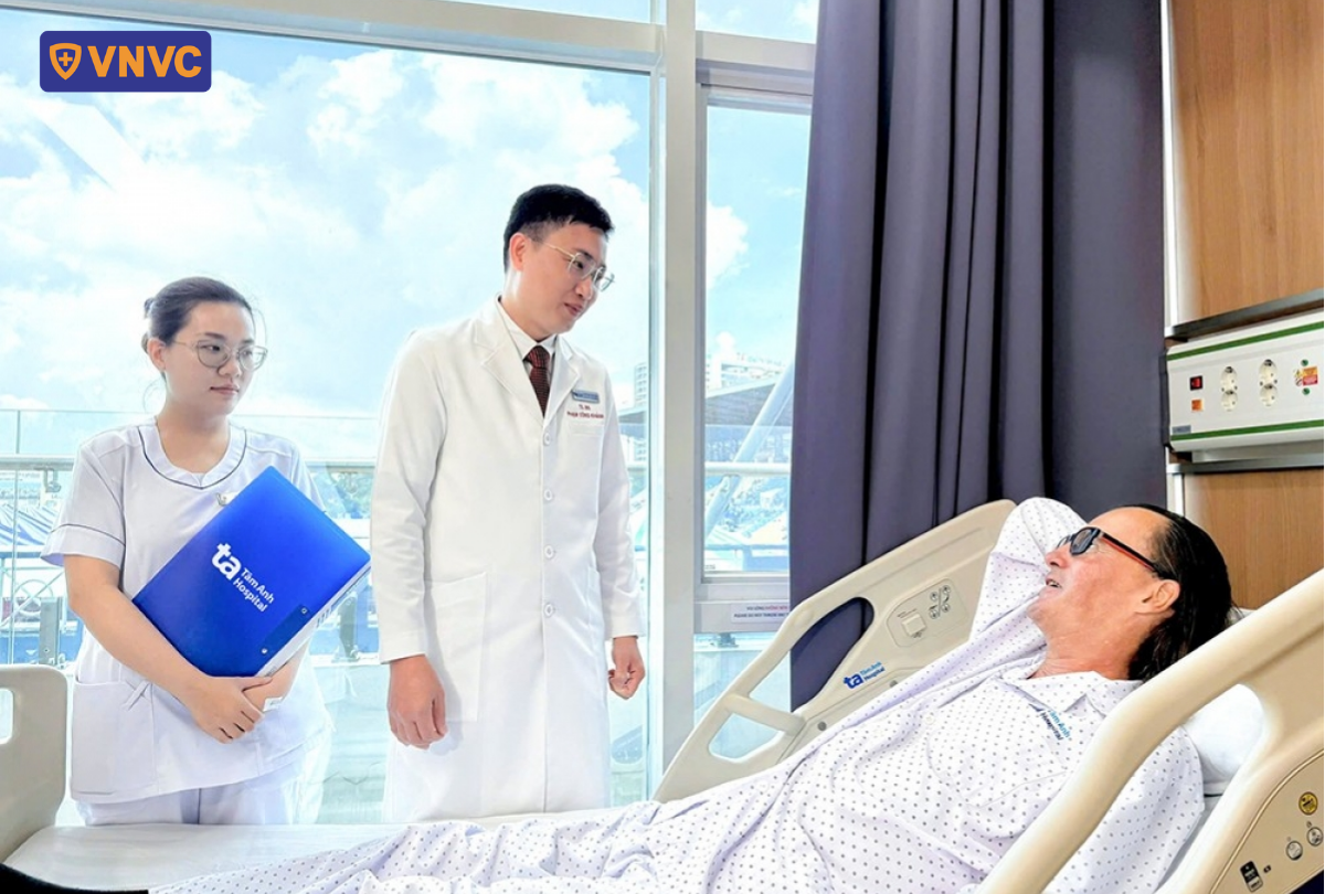 bác sĩ thăm bệnh nhân