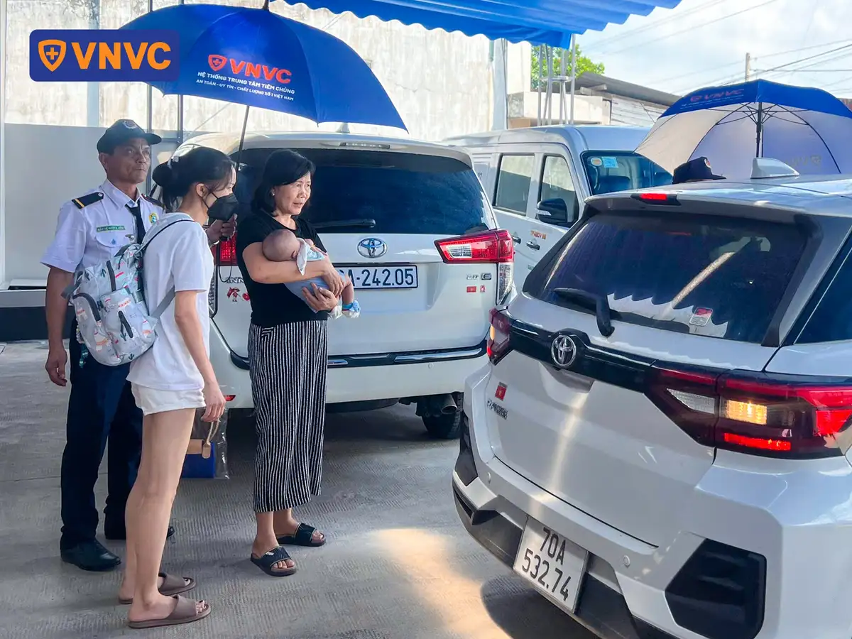 bảo vệ che dù cho khách