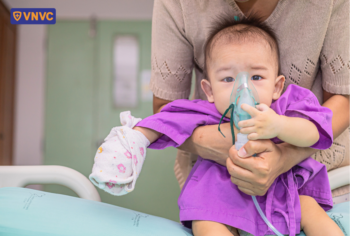 bé đeo mặt nạ xông khí dung