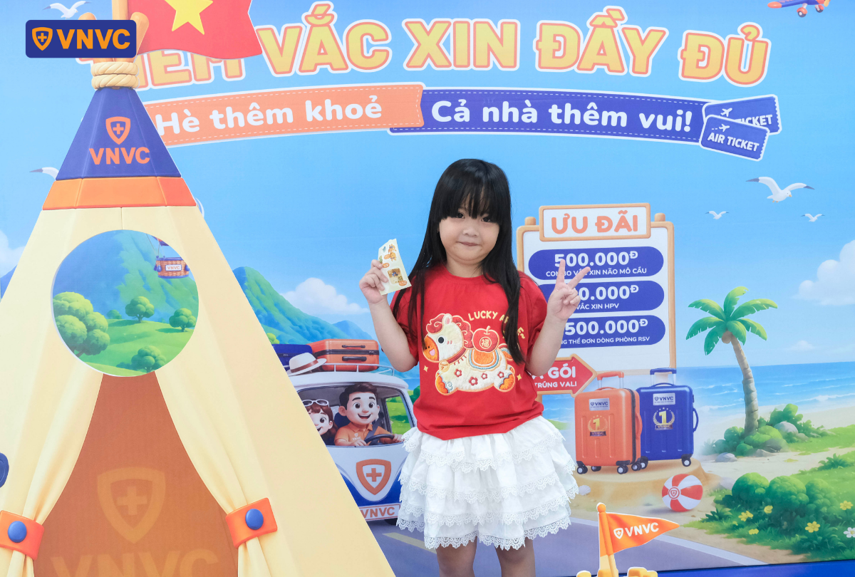 bé gái chụp hình tại vnvc