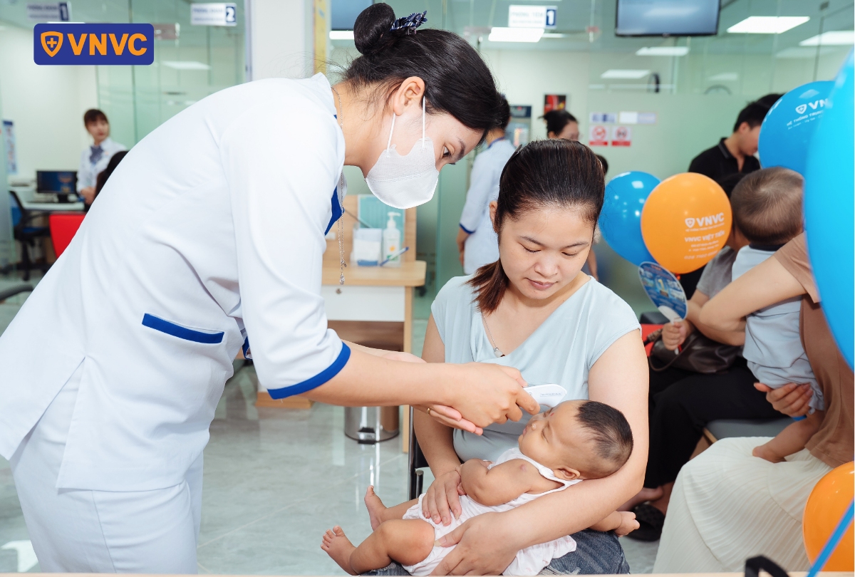 bé nhỏ tiêm phòng tại vnvc việt tiến