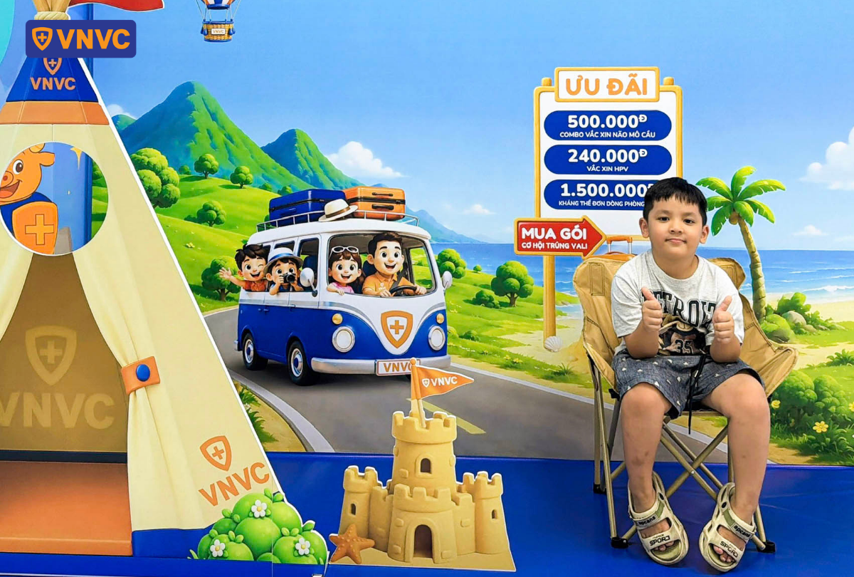 bé trai ngồi chụp hình