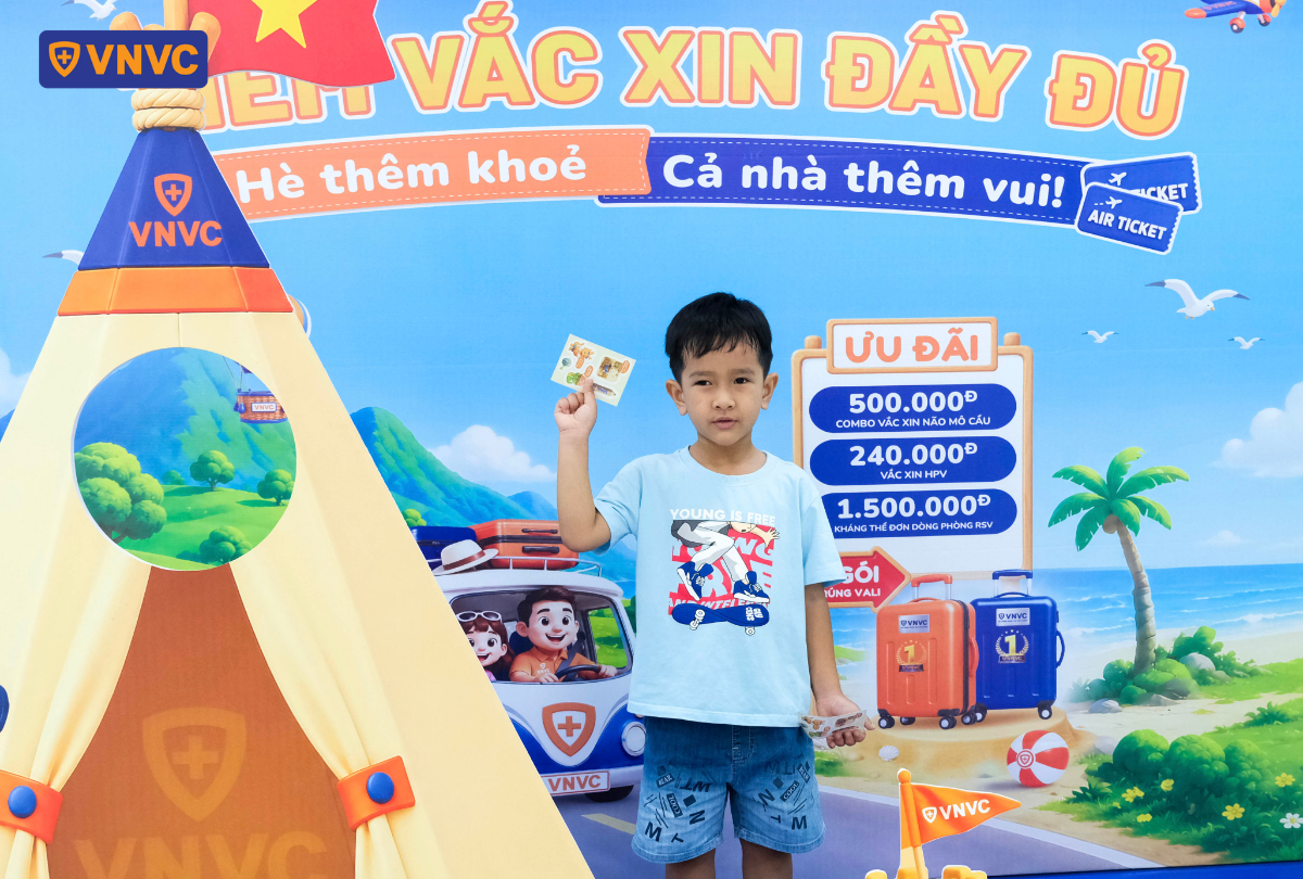 cậu bé trai check in
