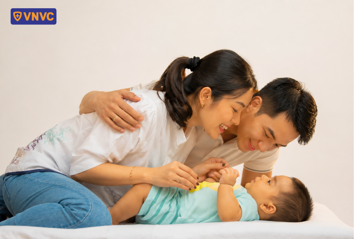 cha mẹ chơi với con