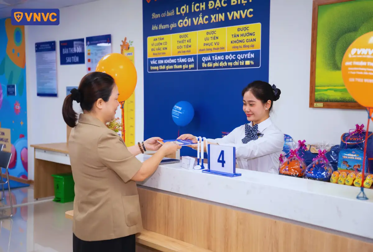 chị gái đứng tại quầy lễ tân