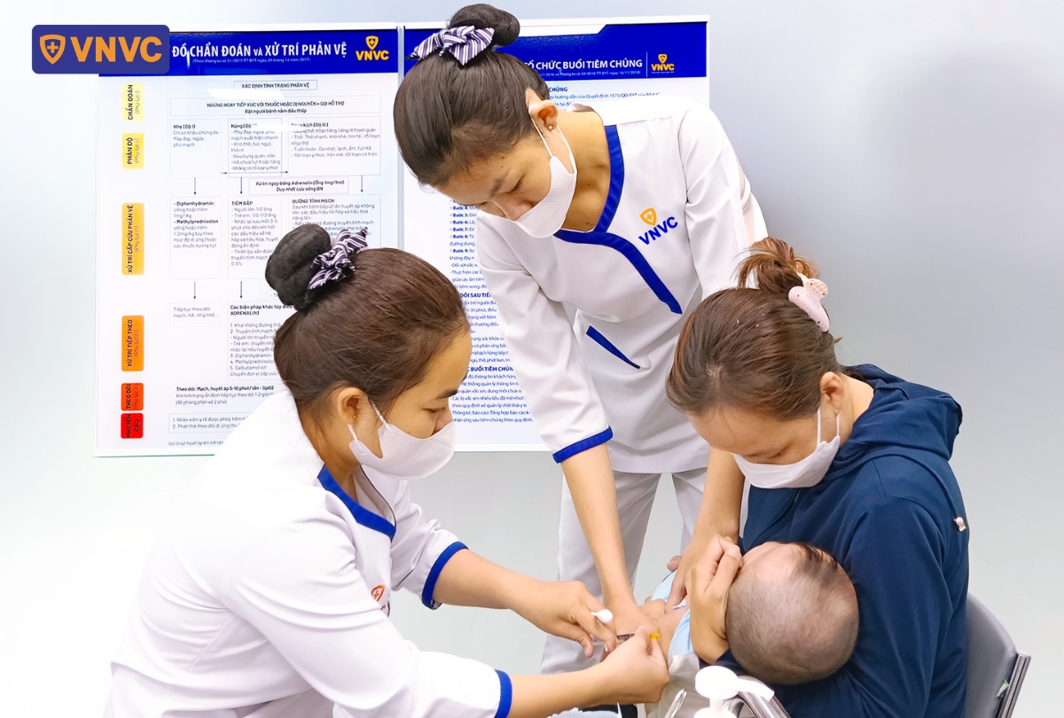 chích ngừa cho bé sơ sinh
