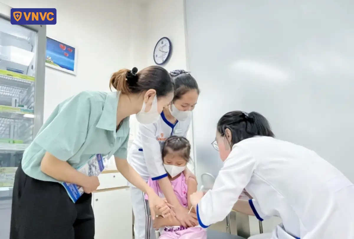 chích ngừa cho đứa bé gái