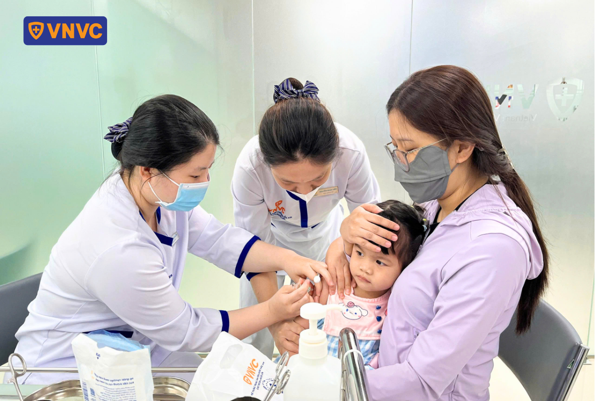 chích ngừa cúm cho bé gái
