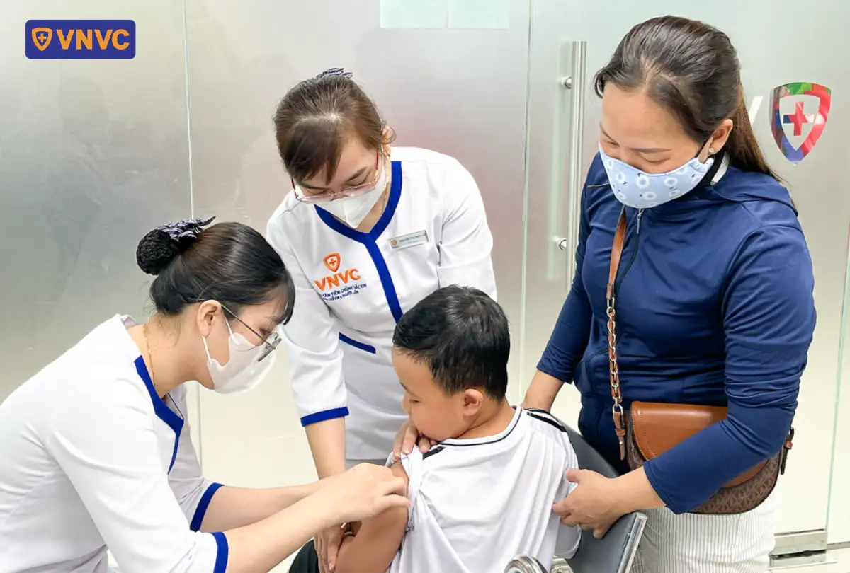 chích vắc xin cho bé trai