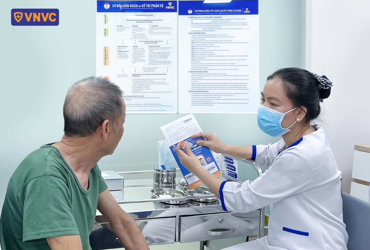cho cụ ông xem thông tin vắc xin