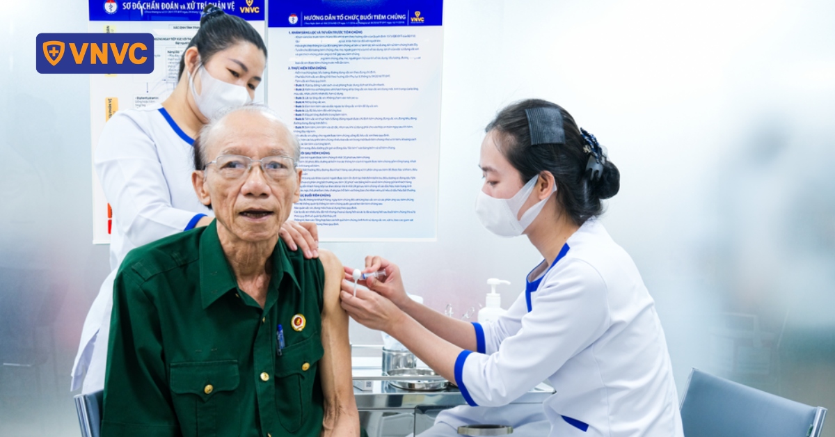 cụ già tiêm zona và phế cầu
