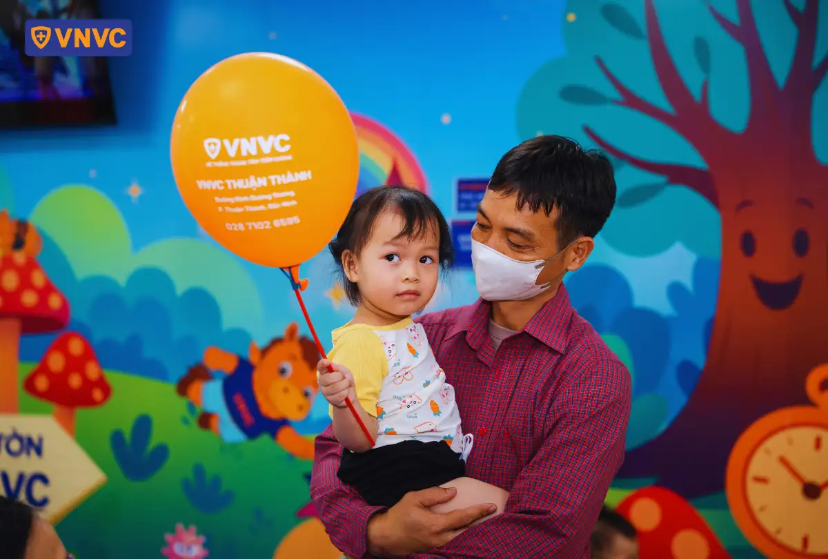 đàn ông ẵm em bé gái
