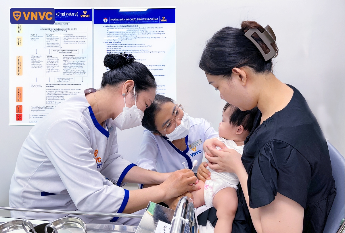 em bé tiêm vắc xin phòng bệnh mùa nóng