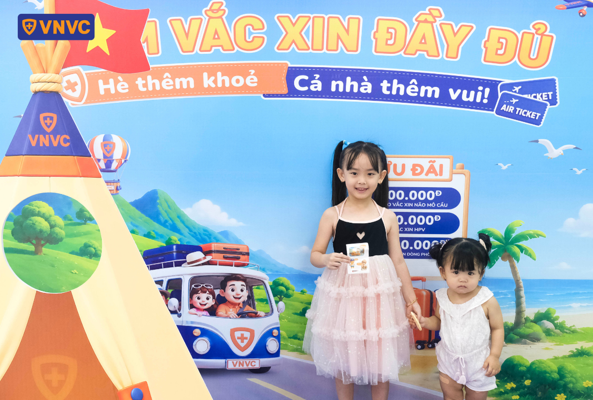 hai bé gái nắm tay chụp hình