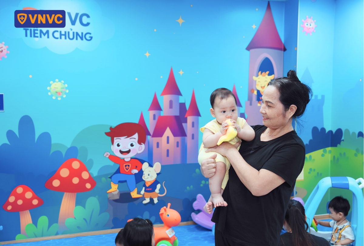 khách ngồi chờ tiêm tại vnvc việt tiến