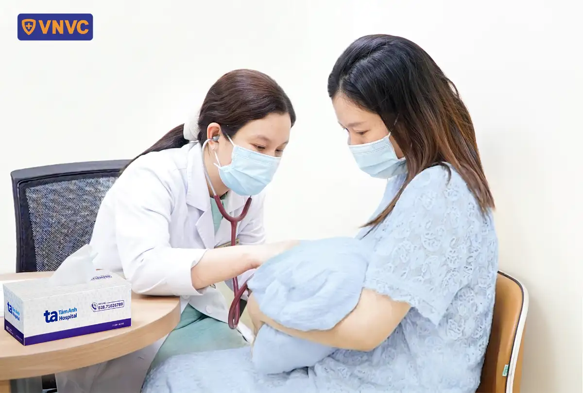 khám em bé nhỏ
