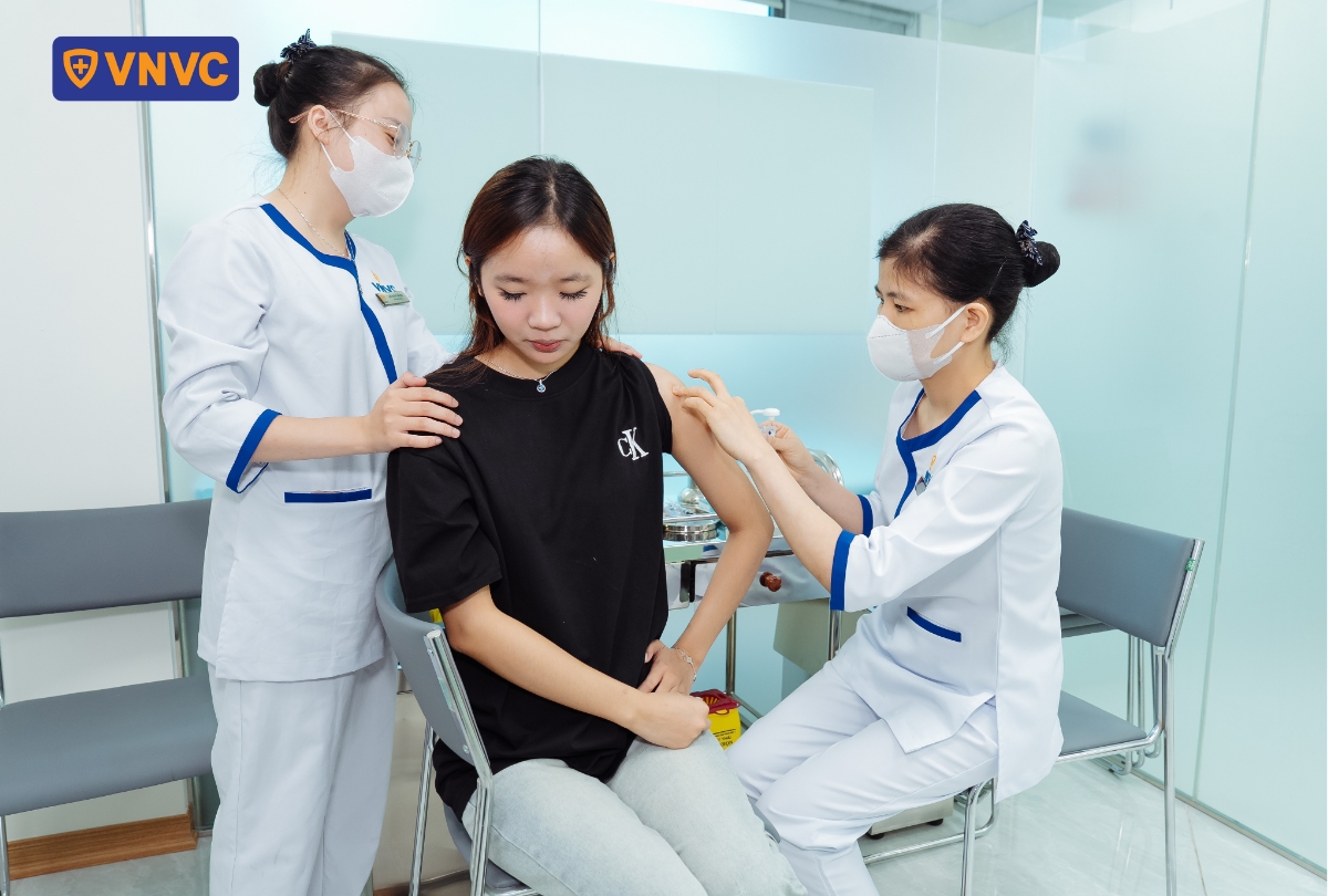 mẹ đăng ký tiêm cho bé