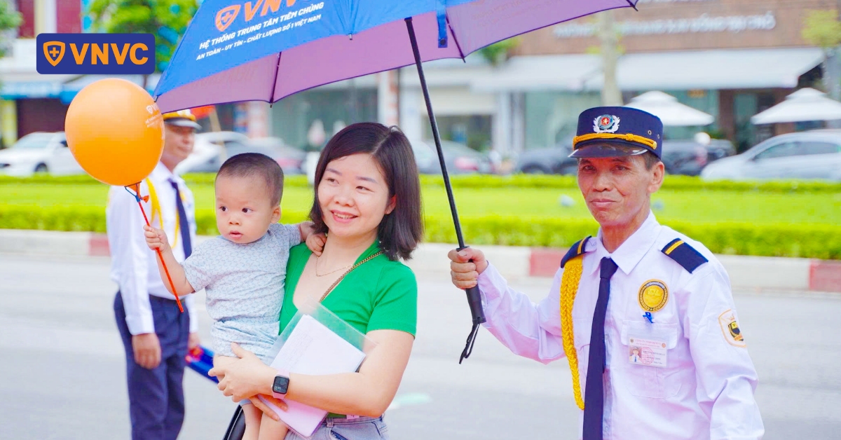 Đi tiêm vắc xin mùa nóng, cần chuẩn bị những gì? Có nên hoãn lịch tiêm?