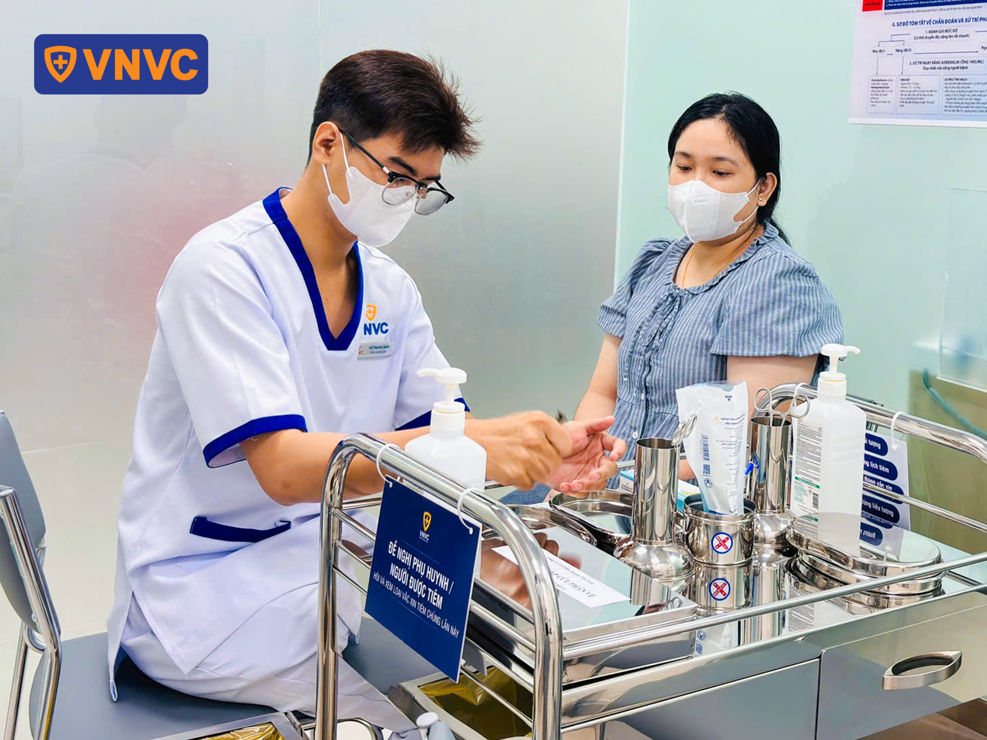 nhân viên chuẩn bị mũi tiêm
