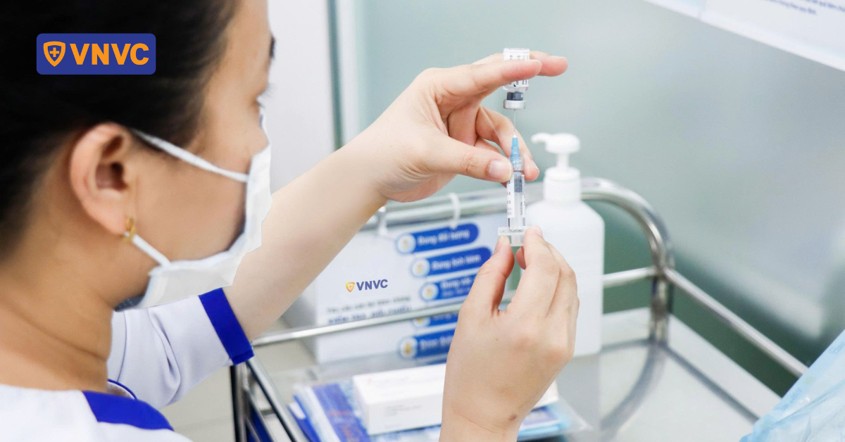 nhân viên chuẩn bị mũi tiêm