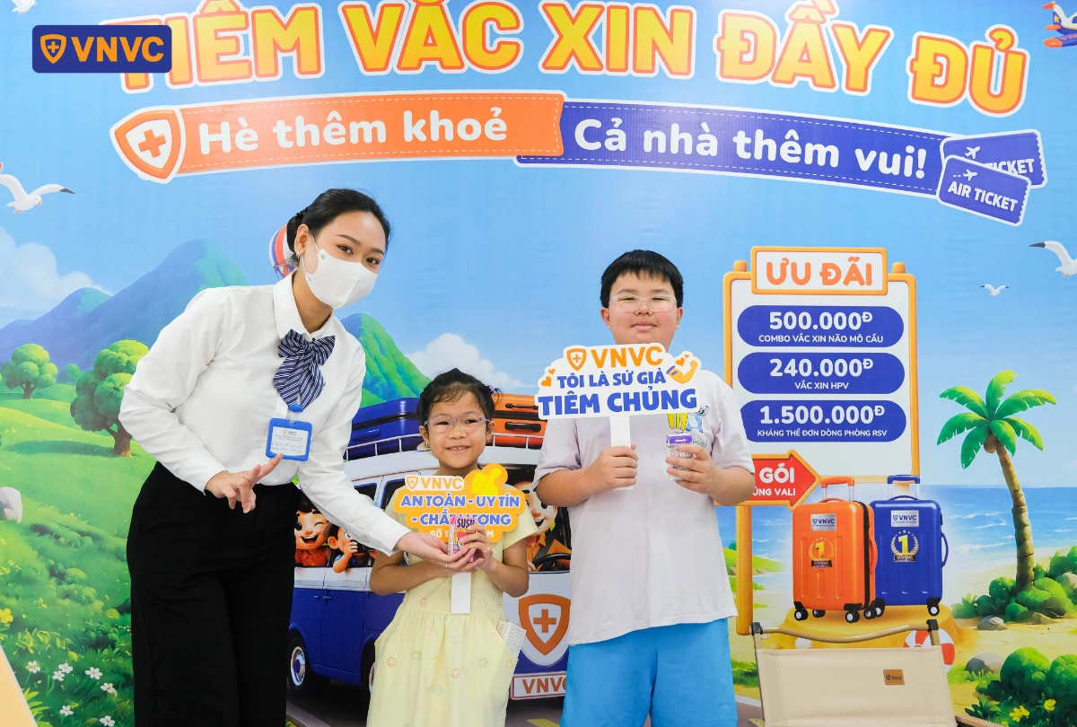 nhân viên vnvc check in cùng 2 em bé