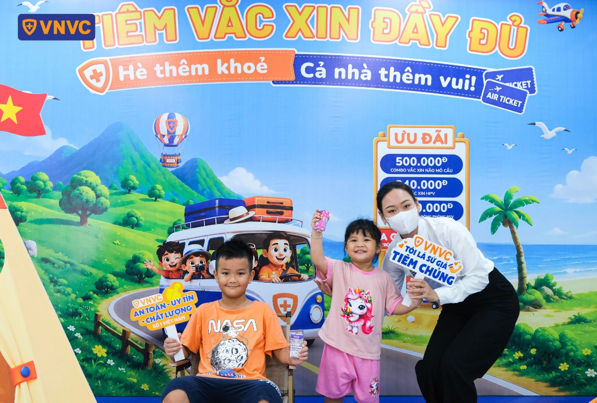 nhân viên vnvc chụp hình với em bé