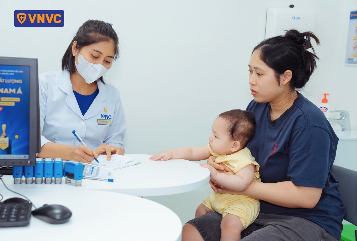 nhân viên vnvc tư vấn khách hàng