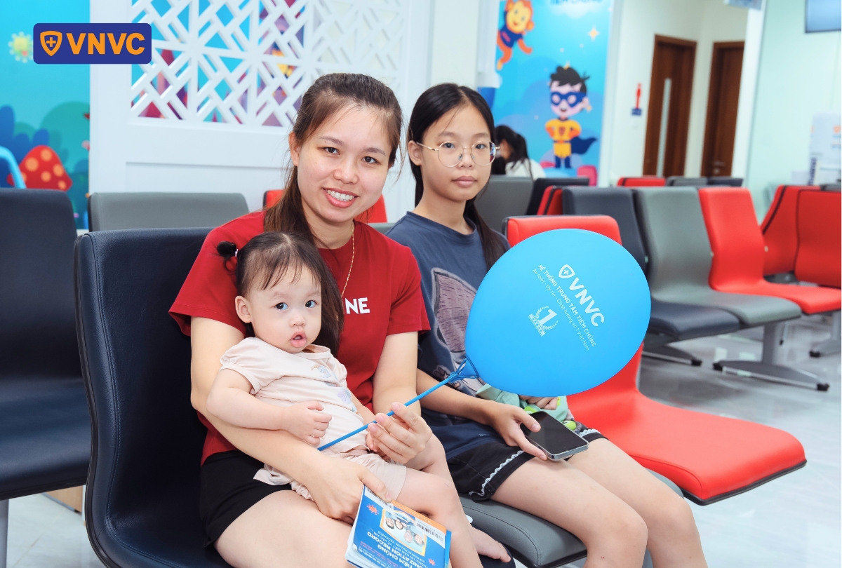 nhân viên y tế kiểm tra cho cháu bé