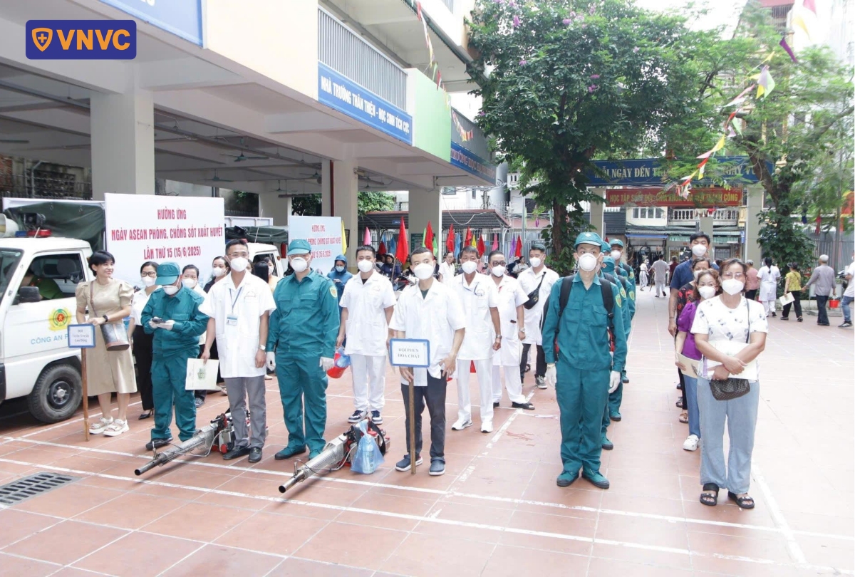 nhân viên y tế phòng chống dịch bệnh mùa hè