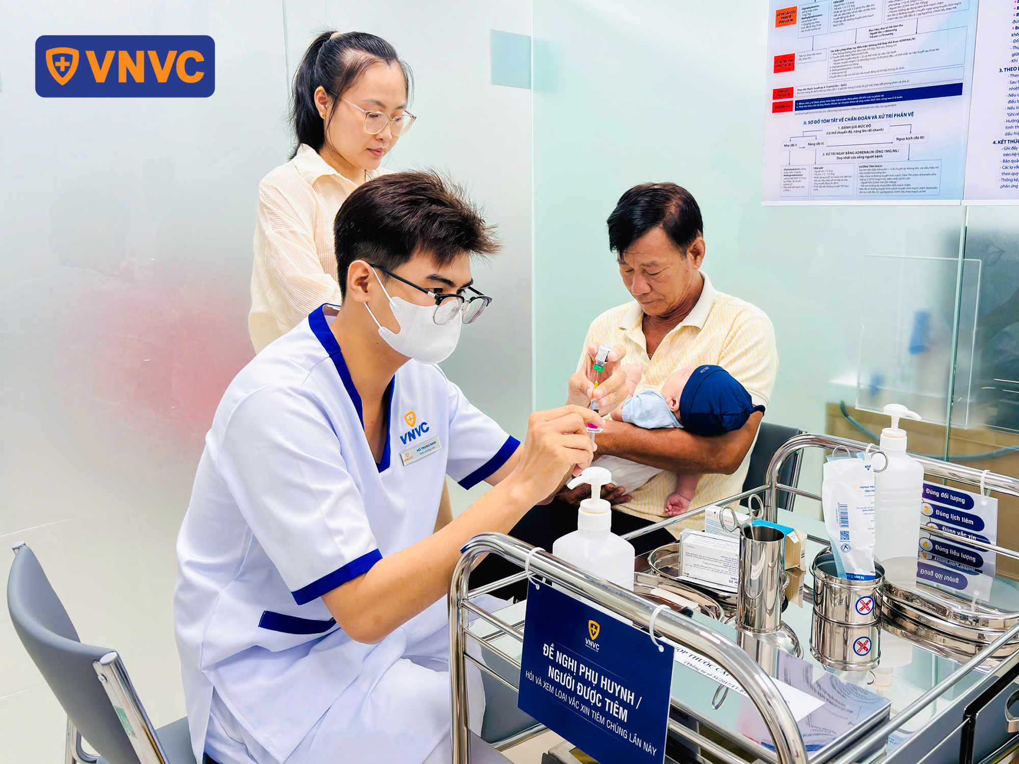 nhân viên y tế tiêm cho em bé