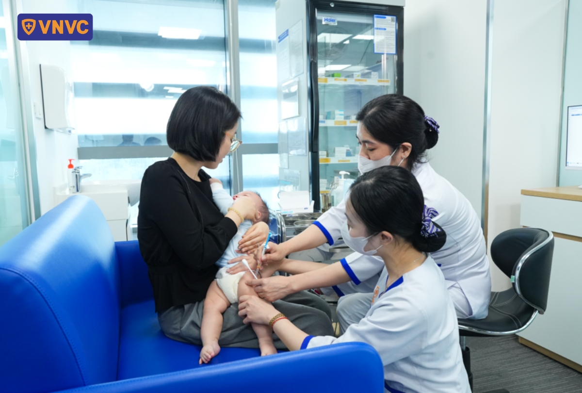 nhân viên y tế tiêm kháng thể đơn dòng cho bé