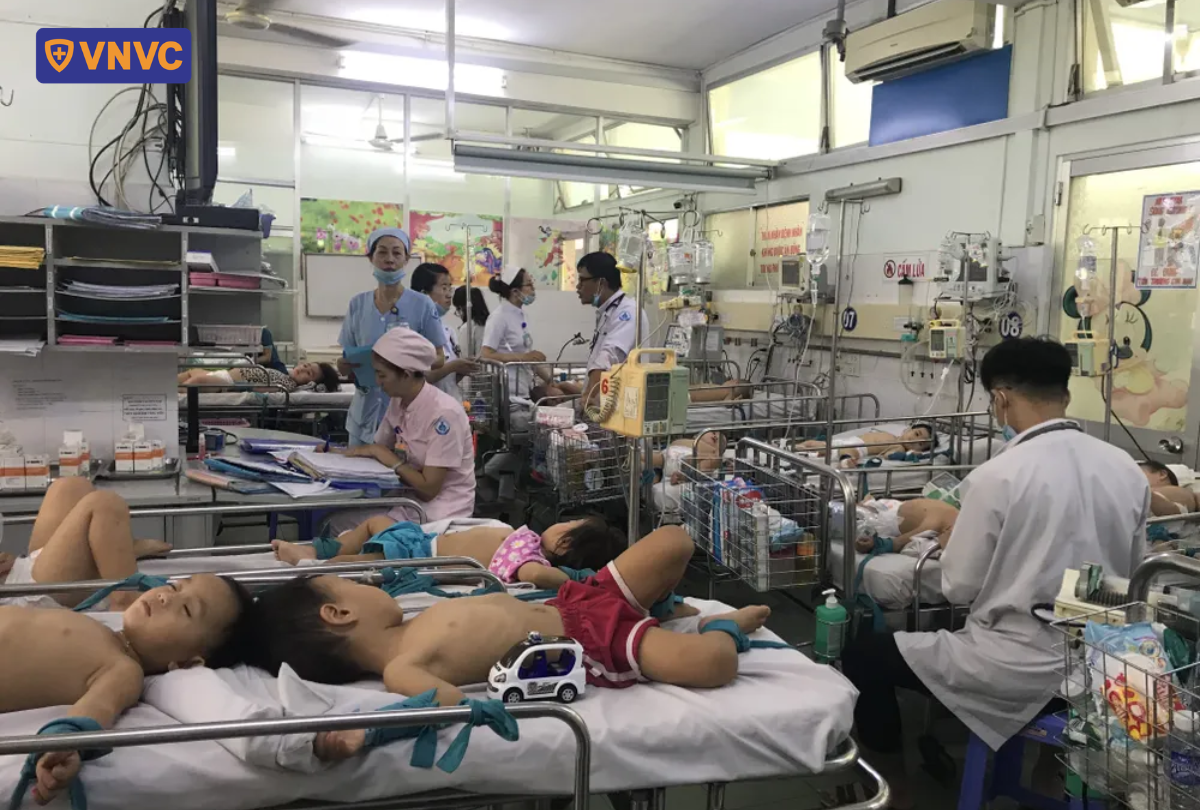 nhiều trẻ bệnh nhập viện