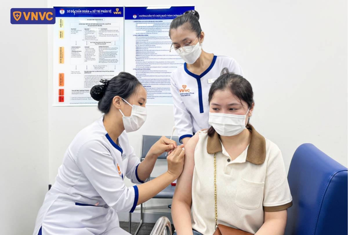 phụ nữ đi tiêm vắc xin sốt xuất huyết