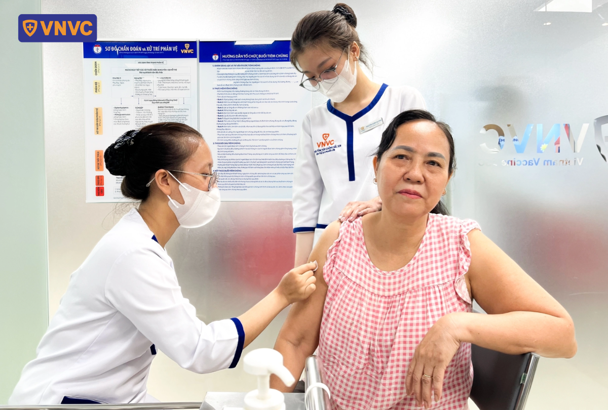 tiêm cho phụ nữ trung niên