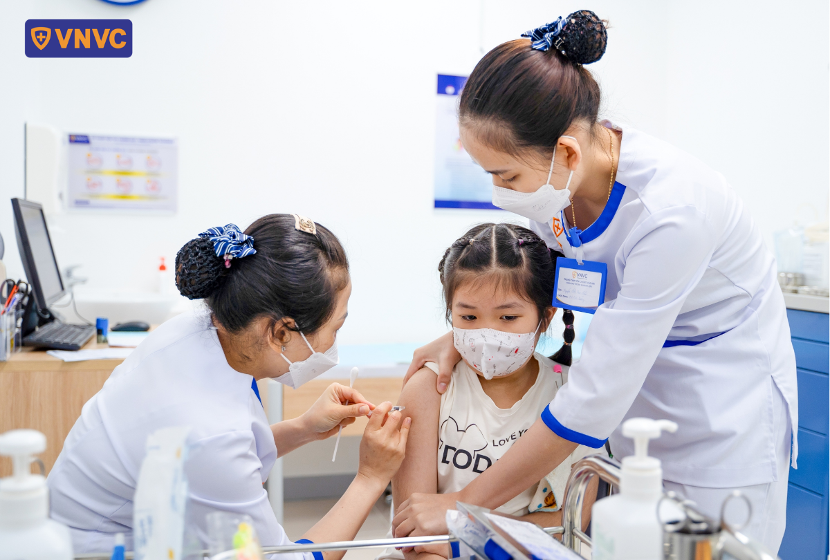 tiêm ngừa cho bé gái