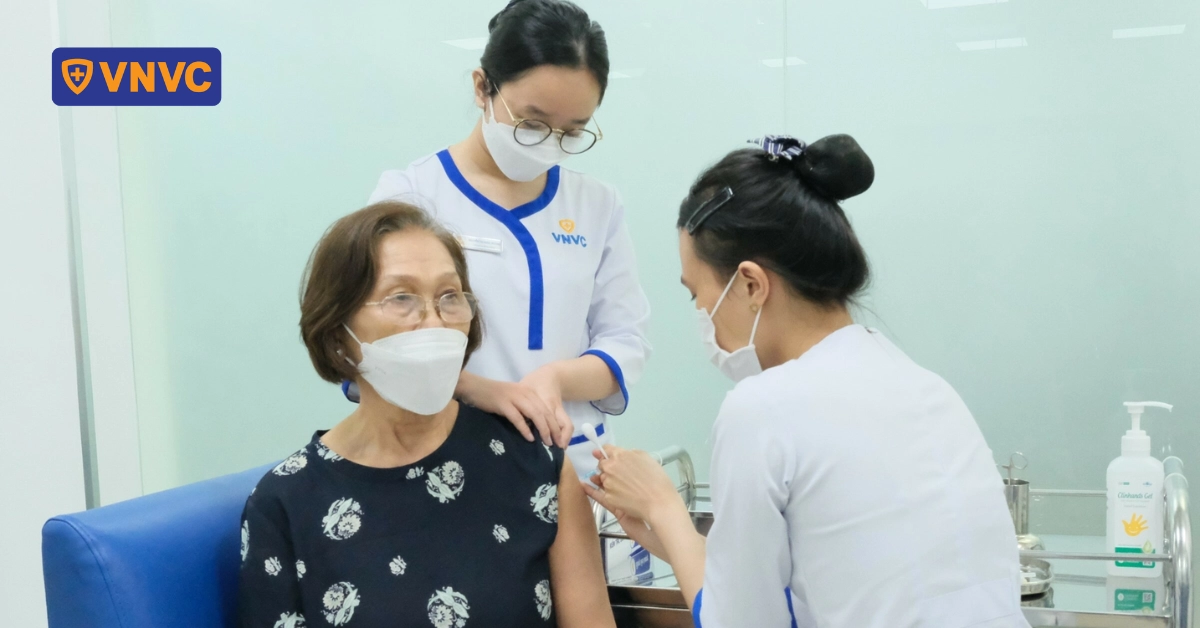 tiêm ngừa cho phụ nữ lớn tuổi