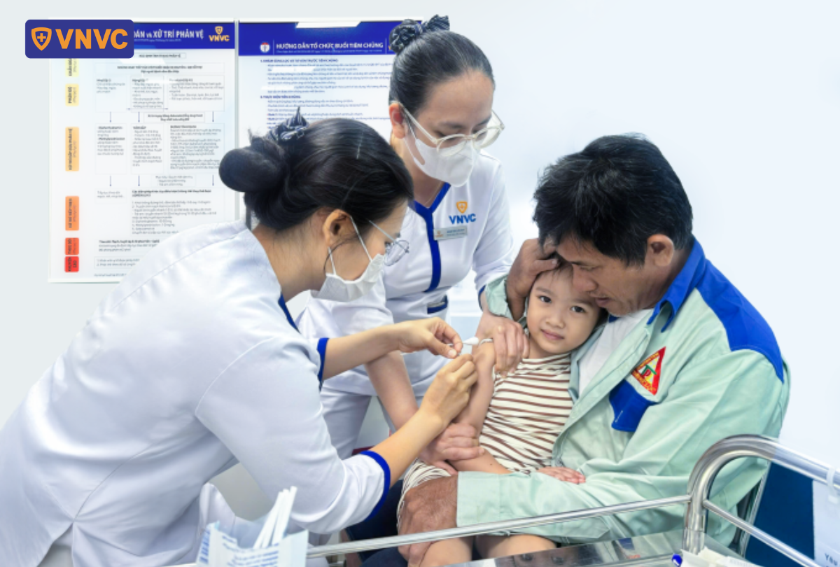 tiêm ngừa dại cho bé gái