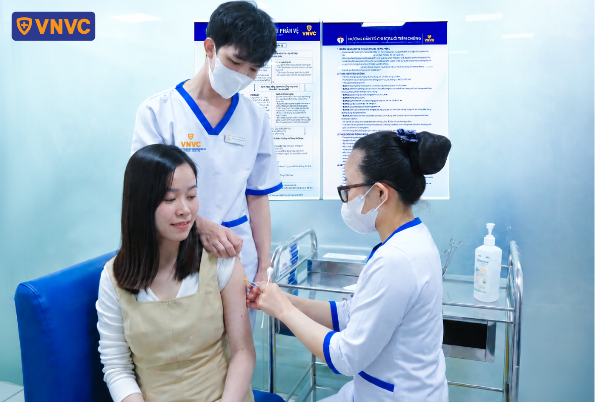 tiêm vắc xin cho bạn nữ